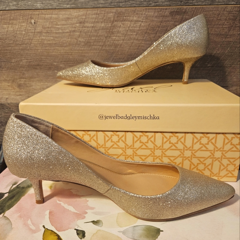 New Badgley Mischka glitter/sparkle kitten heel shoes in golden tone size 8
